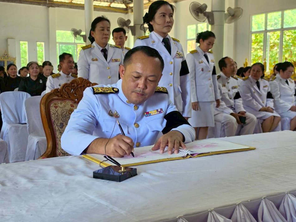 ร่วมพิธีถวายน้ำสรงพระศพเบื้องหน้าพระรูป สมเด็จพระเจ้าลูกเธอ เจ้าฟ้าพัชรกิติยาภา นเรนทิราเทพยวดี กรมหลวงราชสาริณีสิริพัชร มหาวัชรราชธิดา